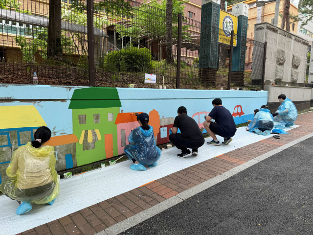 한국앤컴퍼니그룹이 지난 17일 경기도 용인 수지에 위치한 한빛초등학교와 대전 대덕구 새여울초등학교에서 임직원 가족과 함께하는 '벽화 그리기' 봉사활동을 진행했다. 한국앤컴퍼니그룹 제공